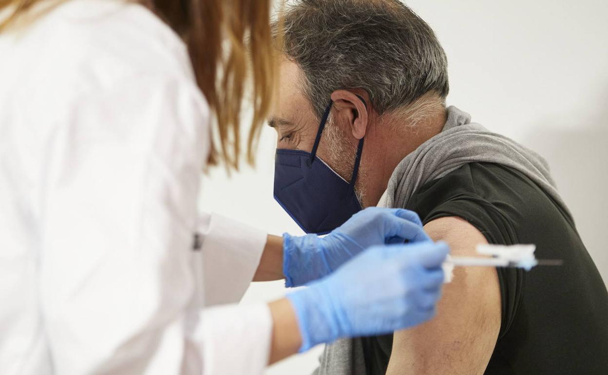 Un hombre recibe una dosis de la vacuna. 