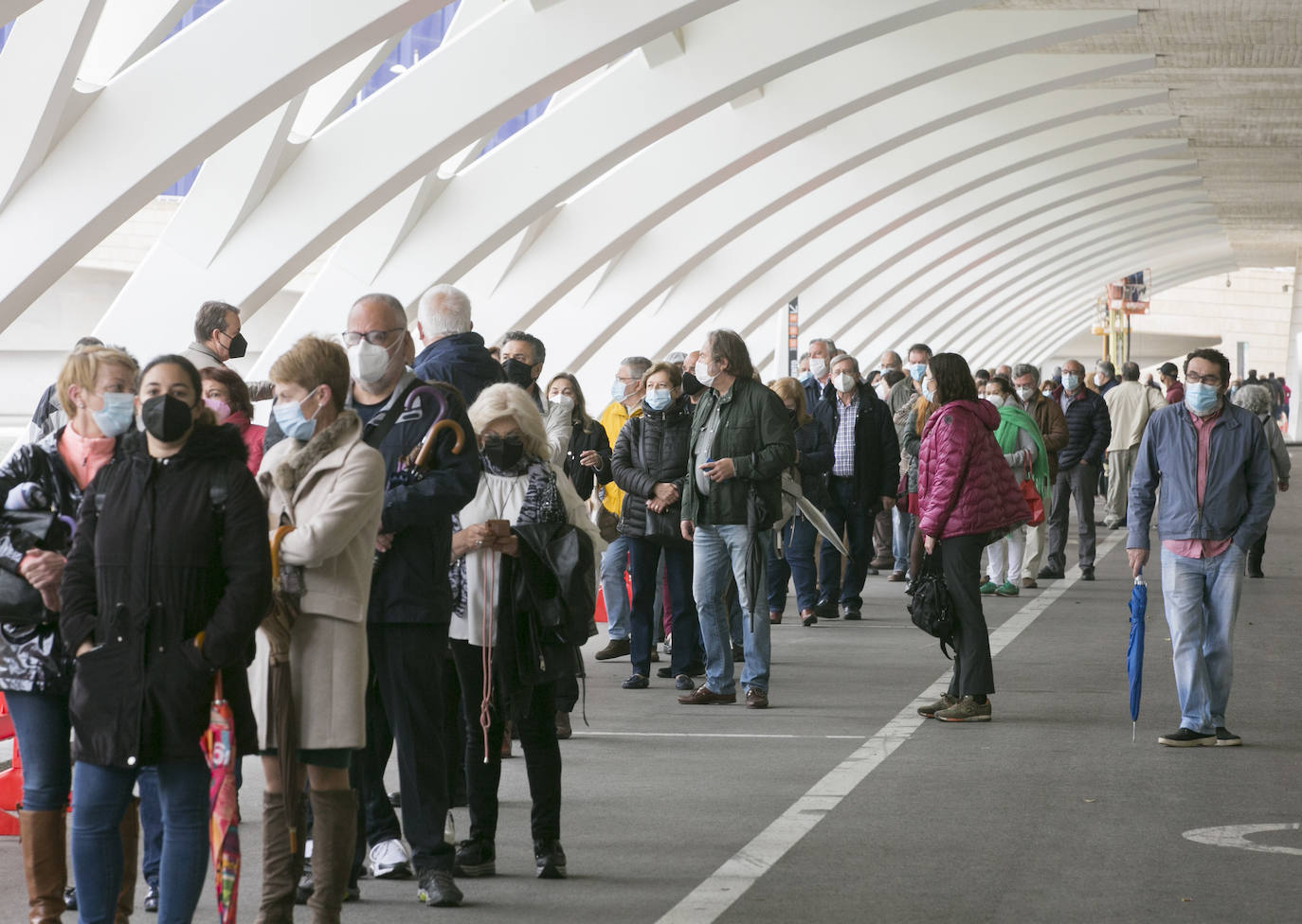 La Conselleria de Sanidad ha reanudado la vacunación en los grandes centros habilitados en Valencia (Museo Príncipe Felipe), Castellón (Palacio de Congresos) y Alicante-Elche (Ciudad de la Luz e IFA), después de que se suspendiera la semana pasada por falta de dosis.