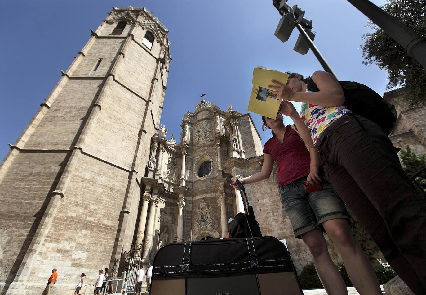 12.- El Miguelete (Valencia) | Es la torre campanario de la Catedral de Valencia y un símbolo de la ciudad. De estilo gótico y fue levantado entre los años 1380 y 1429, hasta una altura de 50 metros. Por una escalera de caracol de 207 escalones se sube a la sala de las campanas y a la plataforma superior donde está la gran campana dedicada a San Miguel.