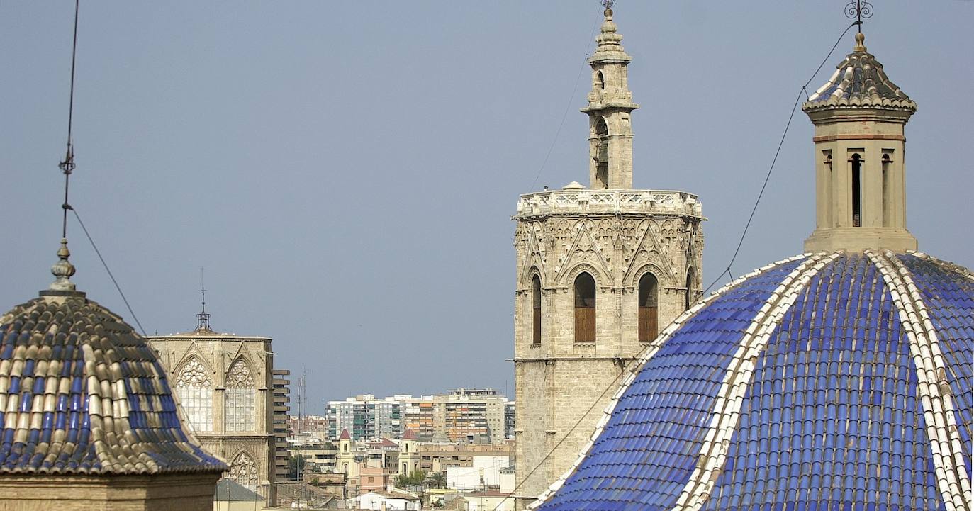 12.- El Miguelete (Valencia) | Es la torre campanario de la Catedral de Valencia y un símbolo de la ciudad. De estilo gótico y fue levantado entre los años 1380 y 1429, hasta una altura de 50 metros. Por una escalera de caracol de 207 escalones se sube a la sala de las campanas y a la plataforma superior donde está la gran campana dedicada a San Miguel.