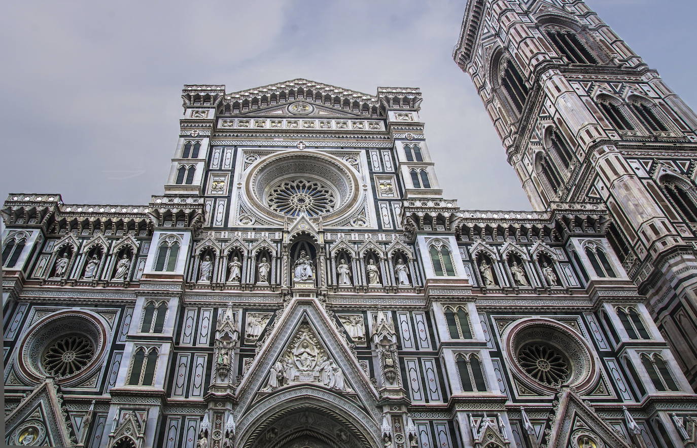 2.- El campanario de Giotto (Florencia, Italia) | Es la torre campanario de la iglesia Santa María del Fiore, catedral de Florencia, situada en la plaza del Duomo. Es un ejemplo típico de los campaniles italianos, edificios separados de la iglesia destinados exclusivamente a disponer en ellos los campanarios y evitar los daños por vibraciones en el edificio de la iglesia. Su fundación remonta al siglo XIII y cuenta con una base cuadrangular de 14,45 metros y una altura de 84,70 metros.