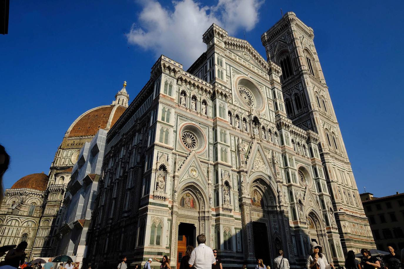 2.- El campanario de Giotto (Florencia, Italia) | Es la torre campanario de la iglesia Santa María del Fiore, catedral de Florencia, situada en la plaza del Duomo. Es un ejemplo típico de los campaniles italianos, edificios separados de la iglesia destinados exclusivamente a disponer en ellos los campanarios y evitar los daños por vibraciones en el edificio de la iglesia. Su fundación remonta al siglo XIII y cuenta con una base cuadrangular de 14,45 metros y una altura de 84,70 metros.