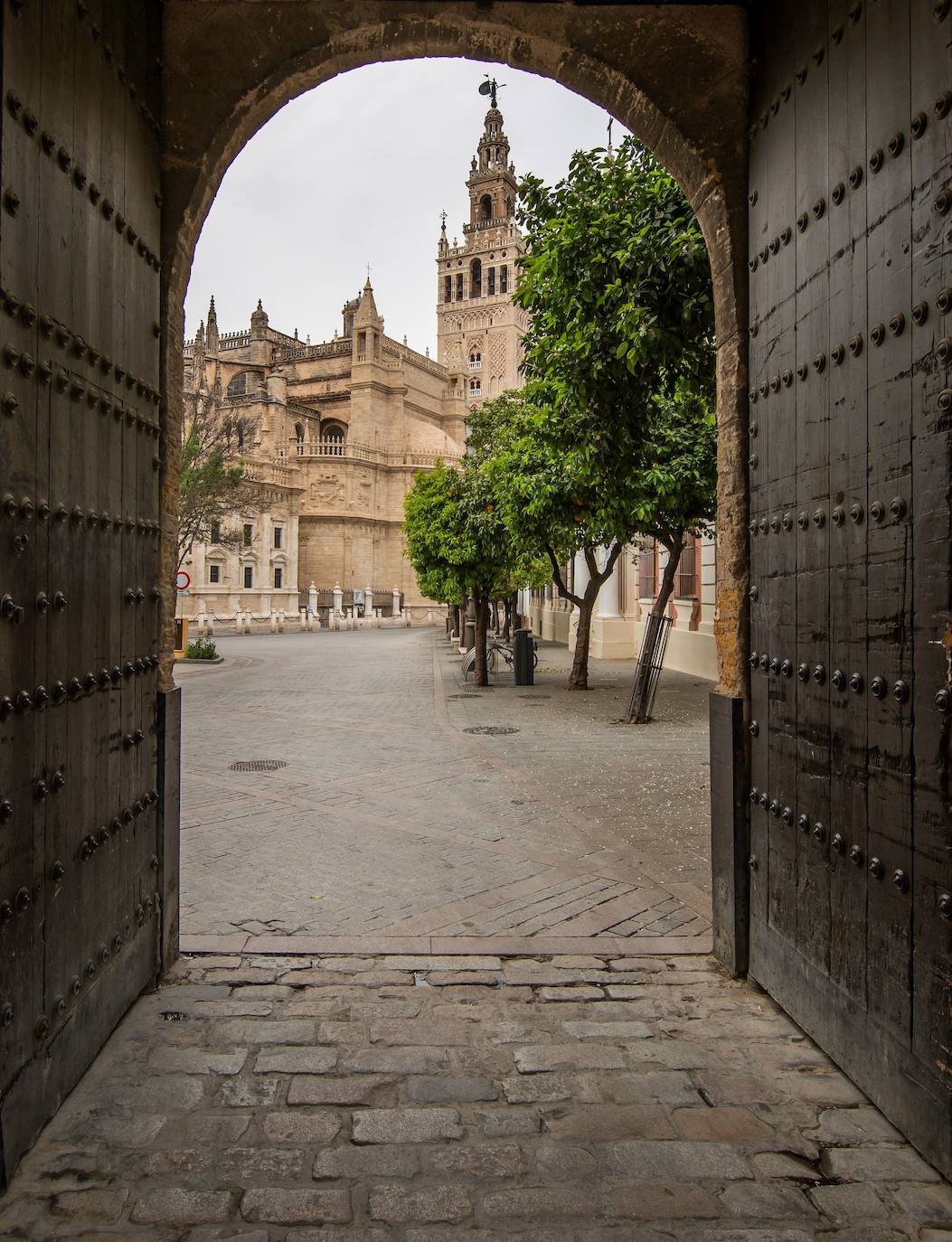 6.- Giralda (Sevilla) | Giralda es el nombre que recibe la torre campanario de la catedral de Santa María de la Sede de Sevilla. La parte inferior de la torre corresponde al alminar de la antigua mezquita de la ciudad, de finales del siglo XII, en la época almohade, mientras que la parte superior es una construcción sobrepuesta en el siglo XVI, en época cristiana, para albergar las campanas. En su cúspide se halla la estatua de bronce que representa el Triunfo de la Fe y que tiene función de veleta, el Giraldillo, con el que la torre alcanza los 104,1 metros de altura.