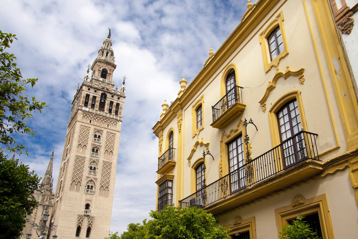 6.- Giralda (Sevilla) | Giralda es el nombre que recibe la torre campanario de la catedral de Santa María de la Sede de Sevilla. La parte inferior de la torre corresponde al alminar de la antigua mezquita de la ciudad, de finales del siglo XII, en la época almohade, mientras que la parte superior es una construcción sobrepuesta en el siglo XVI, en época cristiana, para albergar las campanas. En su cúspide se halla la estatua de bronce que representa el Triunfo de la Fe y que tiene función de veleta, el Giraldillo, con el que la torre alcanza los 104,1 metros de altura.