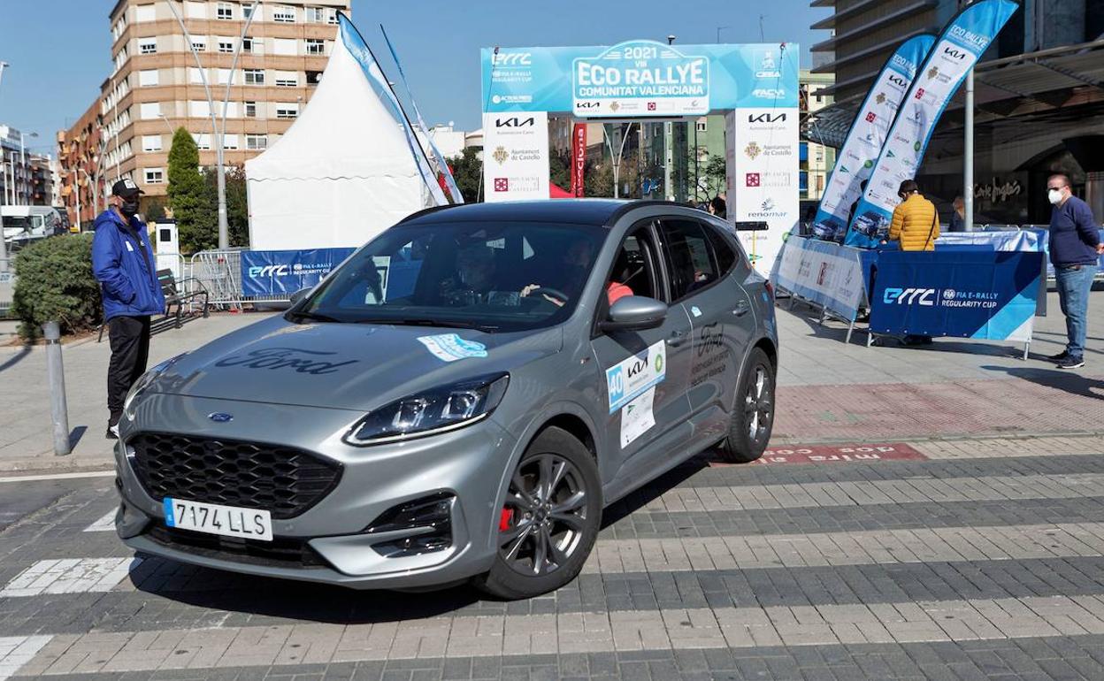 Nuestro Ford Kuga, al paso por el parque eólico de Morella.