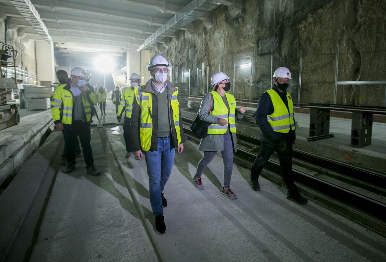 Arcadi España, ayer en las obras del metro de Valencia. 