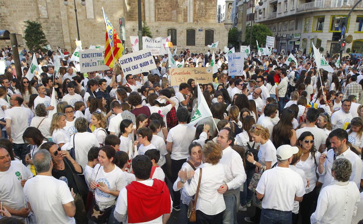 Manifestación organizada en 2017 contra el recorte de conciertos tras el proceso de renovación. 