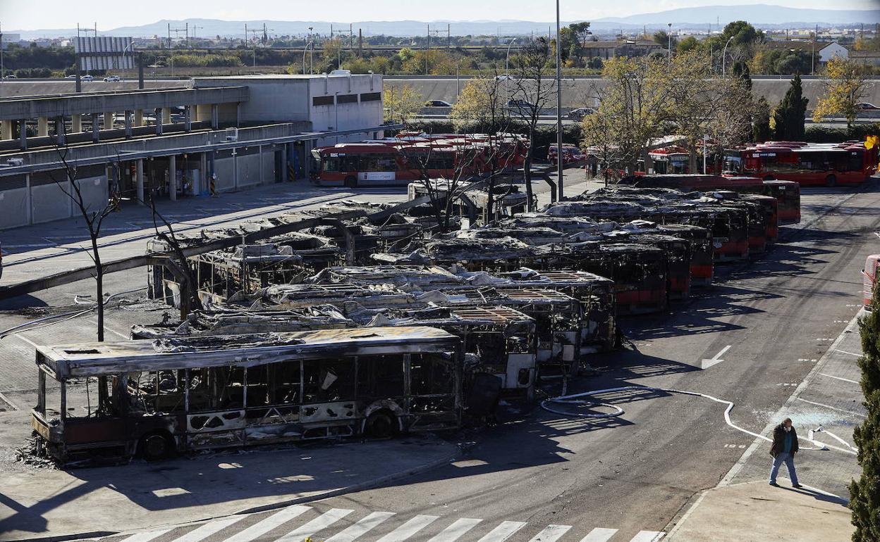 Autobuses calcinados en las cocheras de San Isidro poco después del incendio.