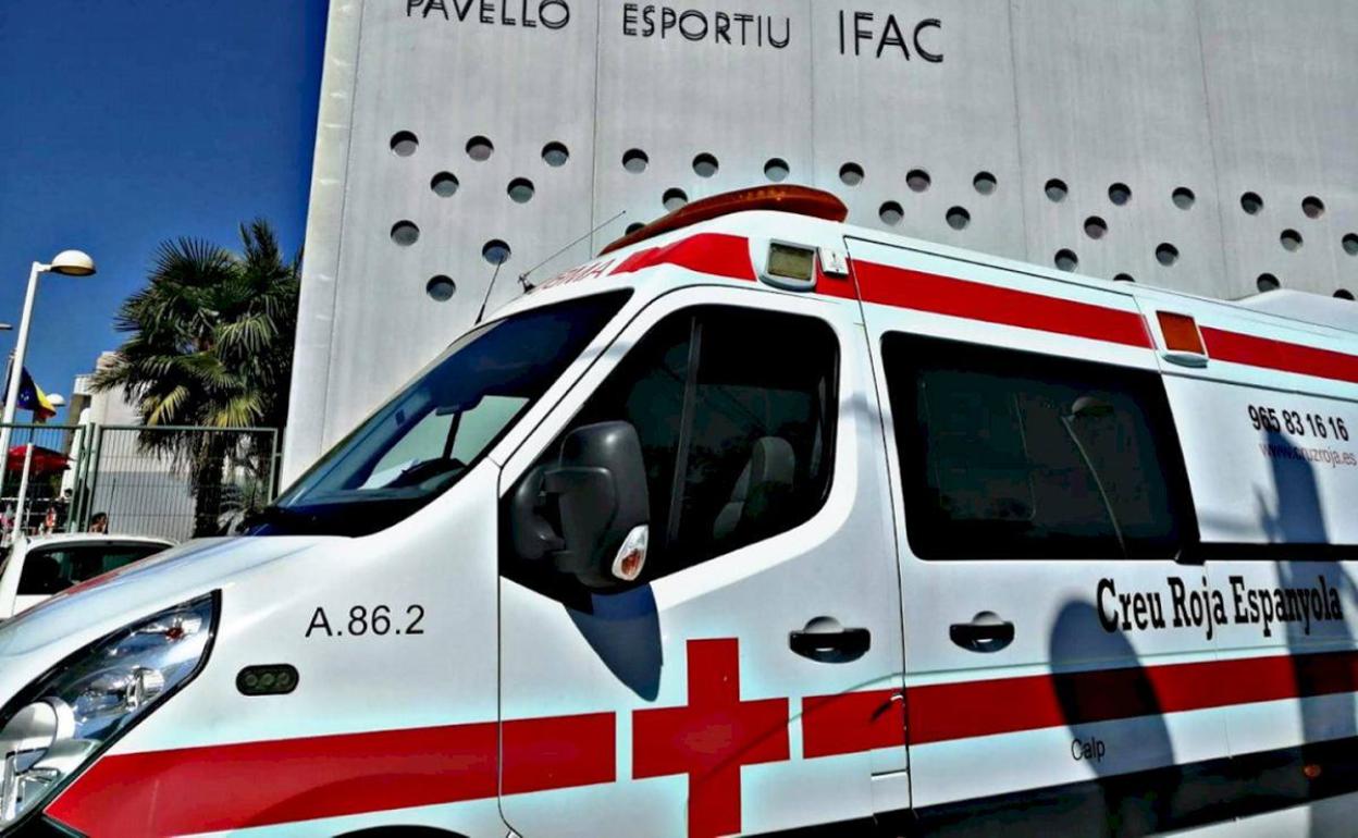 Una ambulancia ante el Pavelló Esportiu Ifac de Calp. 