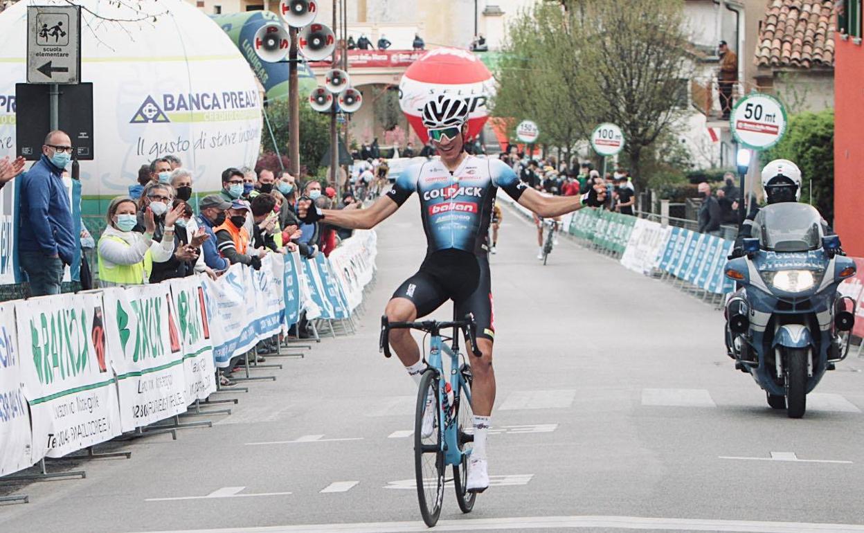 El ciclista Juan Ayuso entrando como ganador en una  carrera. 