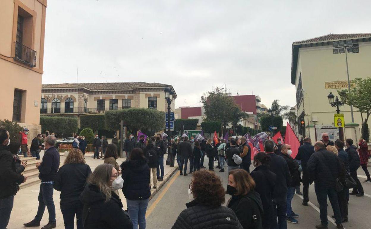 La concentración de esta mañana a las puertas del ayuntamiento. 