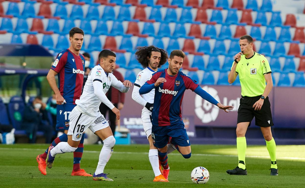 Rubén Rochina avanza con el balón durante un partido contra el Getafe.