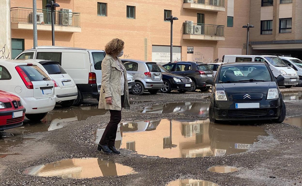 La portavoz, Amparo Folgado, en uno de los solares que funcionan como aparcamiento. 