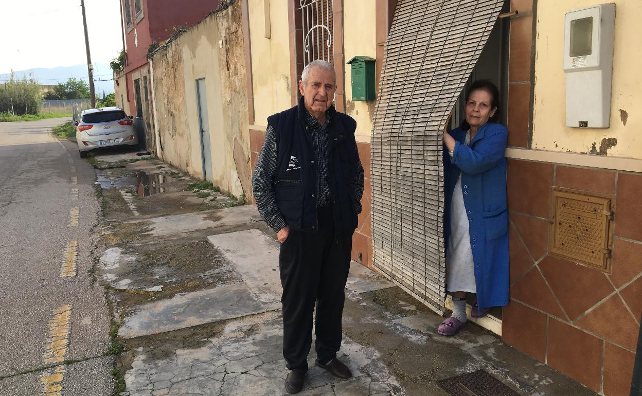 Francisco Álvarez y su mujer, en su casa de la calle Sant Enric de Gandia. 