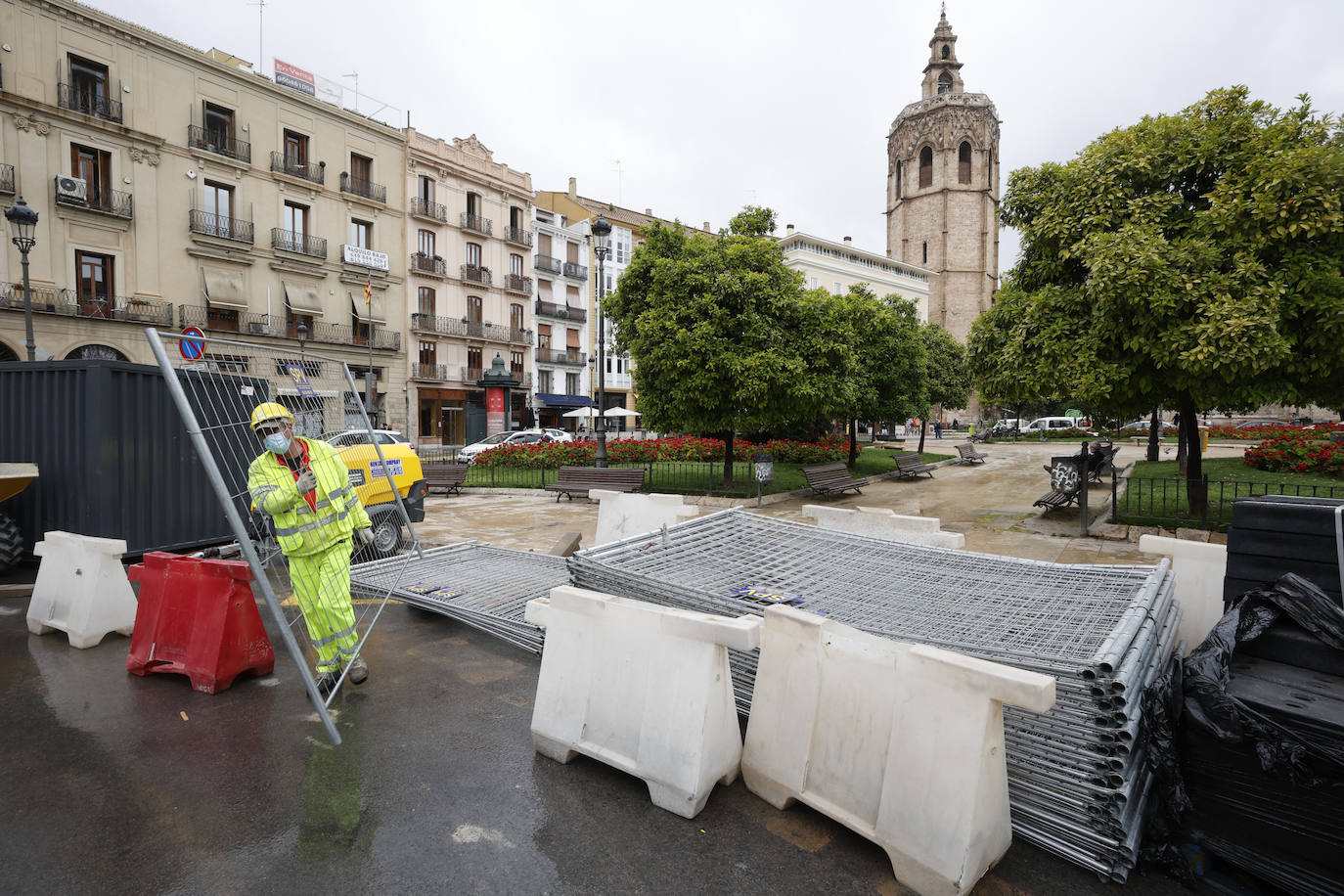 El inicio de la intervención para la reforma de la plaza de la Reina asfixia a los comerciantes del centro. Los trabajos se juntan con los del entorno de la Lonja y dificultan el acceso de los clientes a los negocios de la zona, que resisten sin turismo ni ayuda económica.