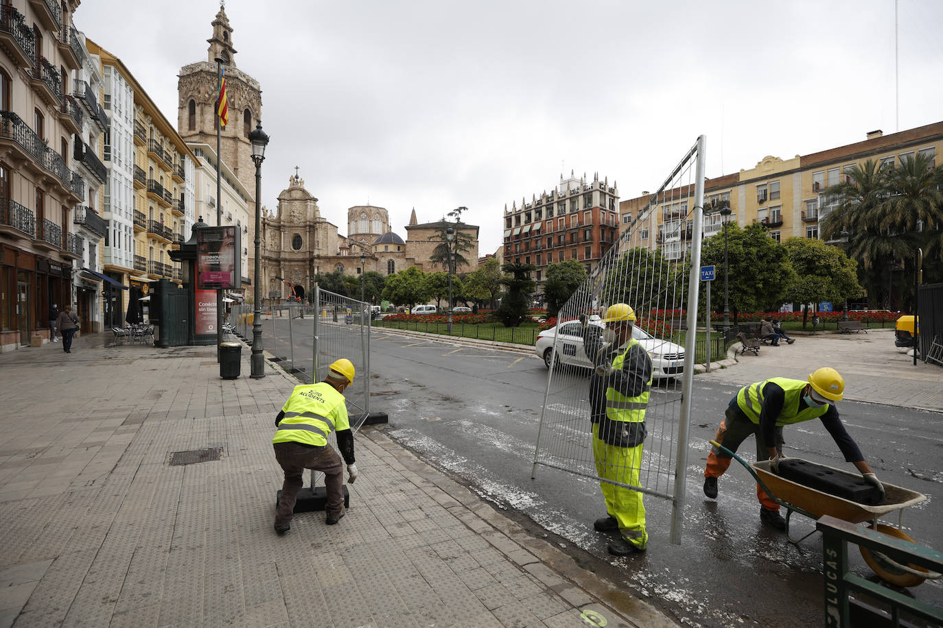 El inicio de la intervención para la reforma de la plaza de la Reina asfixia a los comerciantes del centro. Los trabajos se juntan con los del entorno de la Lonja y dificultan el acceso de los clientes a los negocios de la zona, que resisten sin turismo ni ayuda económica.