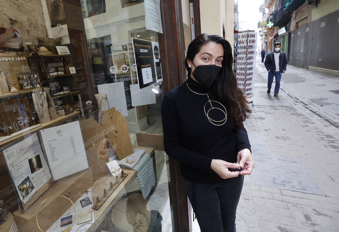 El inicio de la intervención para la reforma de la plaza de la Reina asfixia a los comerciantes del centro. Los trabajos se juntan con los del entorno de la Lonja y dificultan el acceso de los clientes a los negocios de la zona, que resisten sin turismo ni ayuda económica.