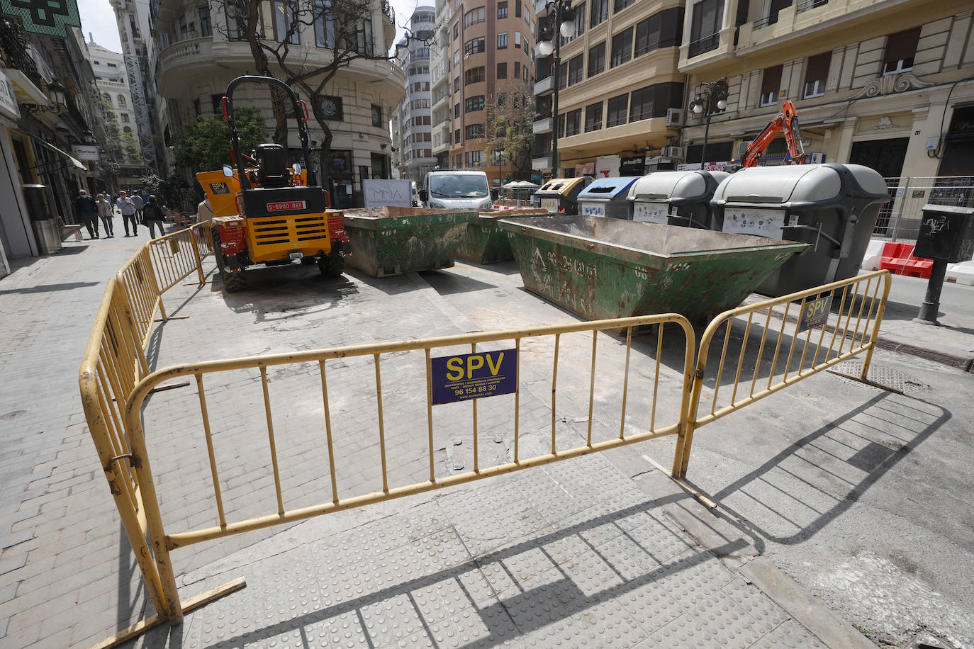 El inicio de la intervención para la reforma de la plaza de la Reina asfixia a los comerciantes del centro. Los trabajos se juntan con los del entorno de la Lonja y dificultan el acceso de los clientes a los negocios de la zona, que resisten sin turismo ni ayuda económica.