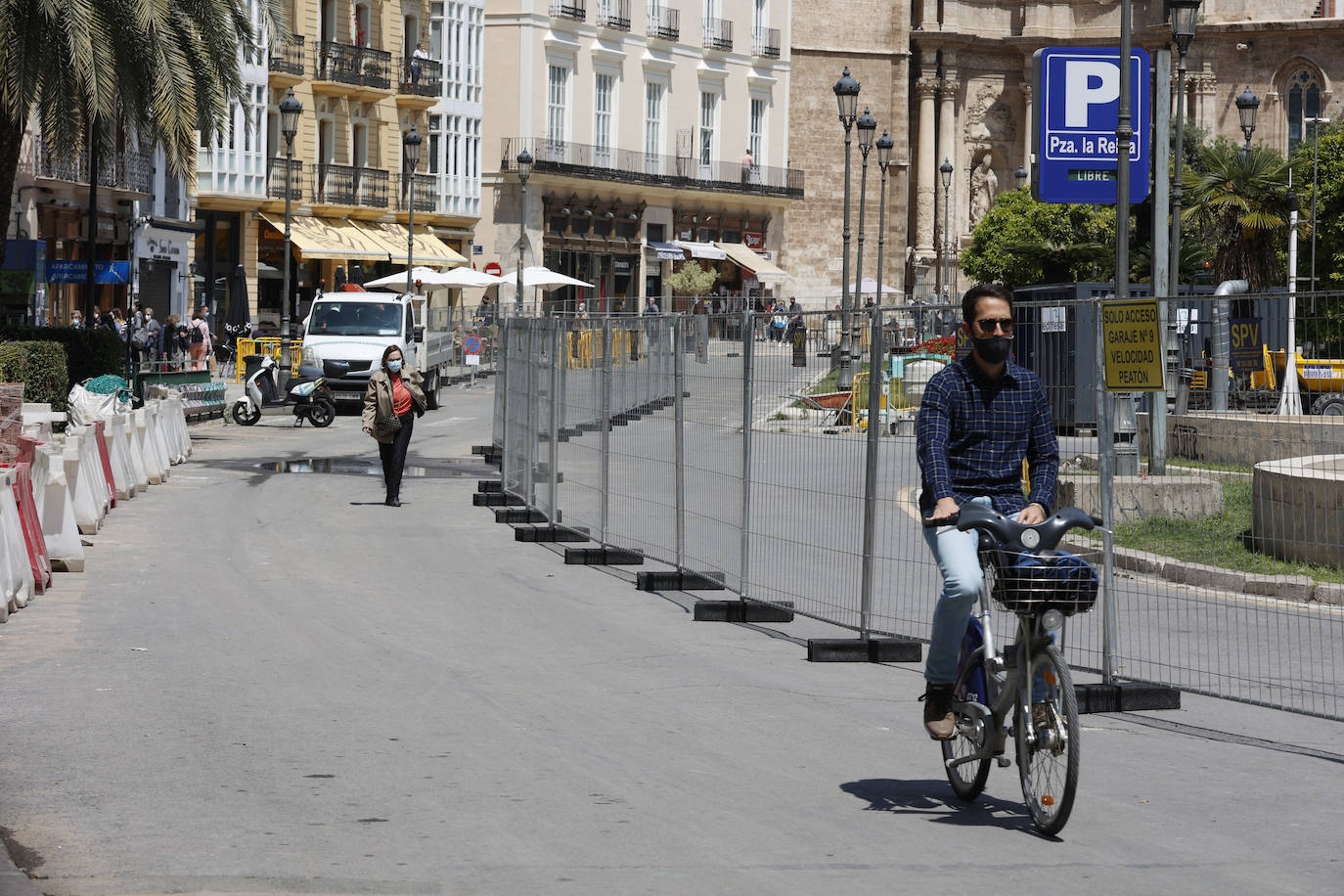 El inicio de la intervención para la reforma de la plaza de la Reina asfixia a los comerciantes del centro. Los trabajos se juntan con los del entorno de la Lonja y dificultan el acceso de los clientes a los negocios de la zona, que resisten sin turismo ni ayuda económica.