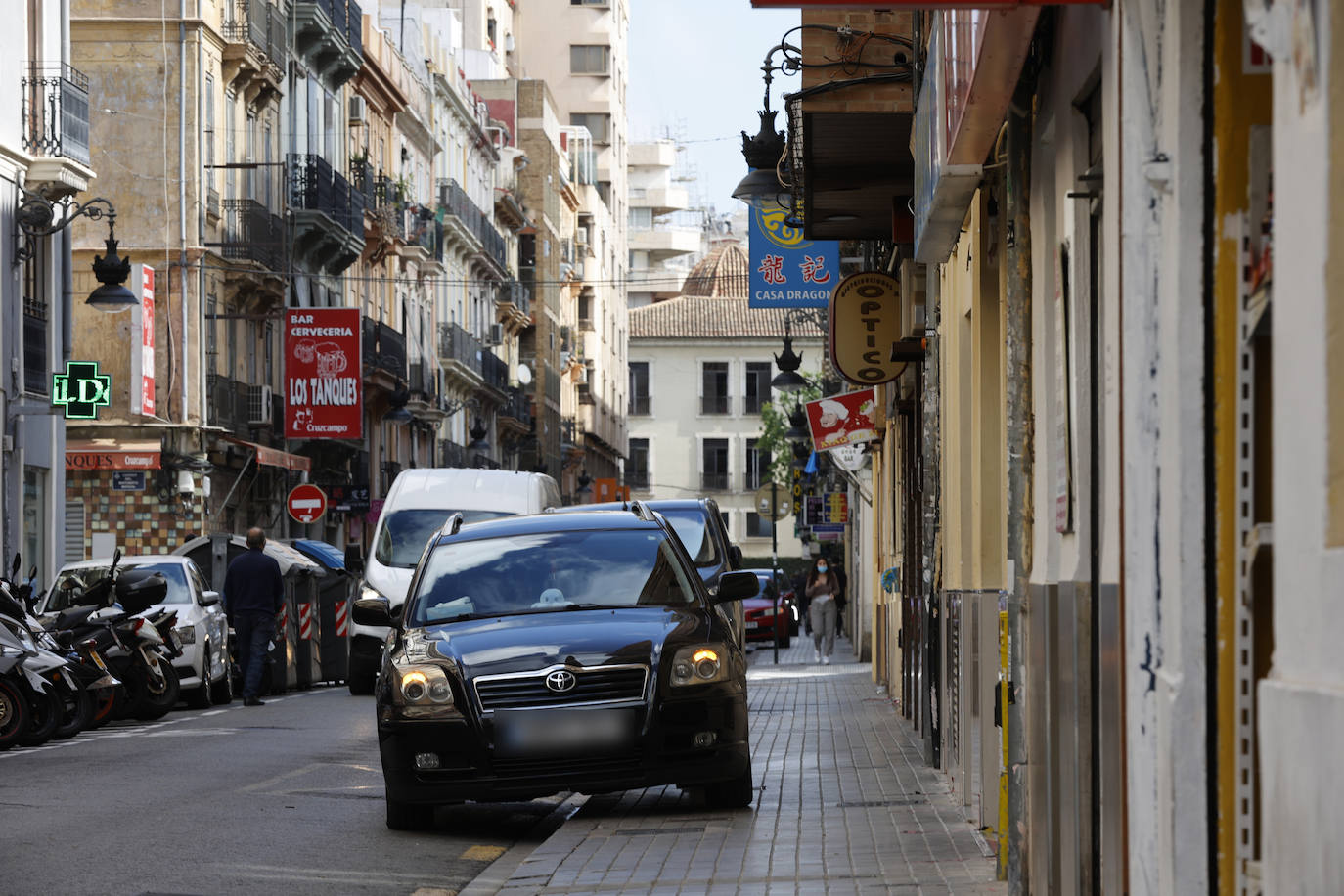 Los vecinos y comerciantes de esta zona céntrica de la ciudad flanqueada por la estación del Norte, la calle Xàtiva, San Vicente y la Gran Vía rechazan la imposición de unos arcos chinos y piden modernizar las aceras, más limpieza, mejorar el mercado y crear zonas infantiles.