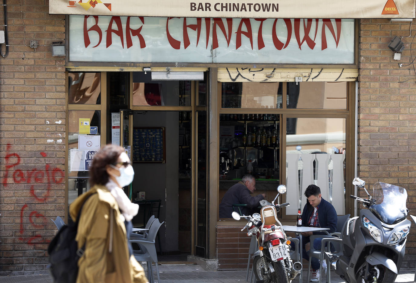 Los vecinos y comerciantes de esta zona céntrica de la ciudad flanqueada por la estación del Norte, la calle Xàtiva, San Vicente y la Gran Vía rechazan la imposición de unos arcos chinos y piden modernizar las aceras, más limpieza, mejorar el mercado y crear zonas infantiles.