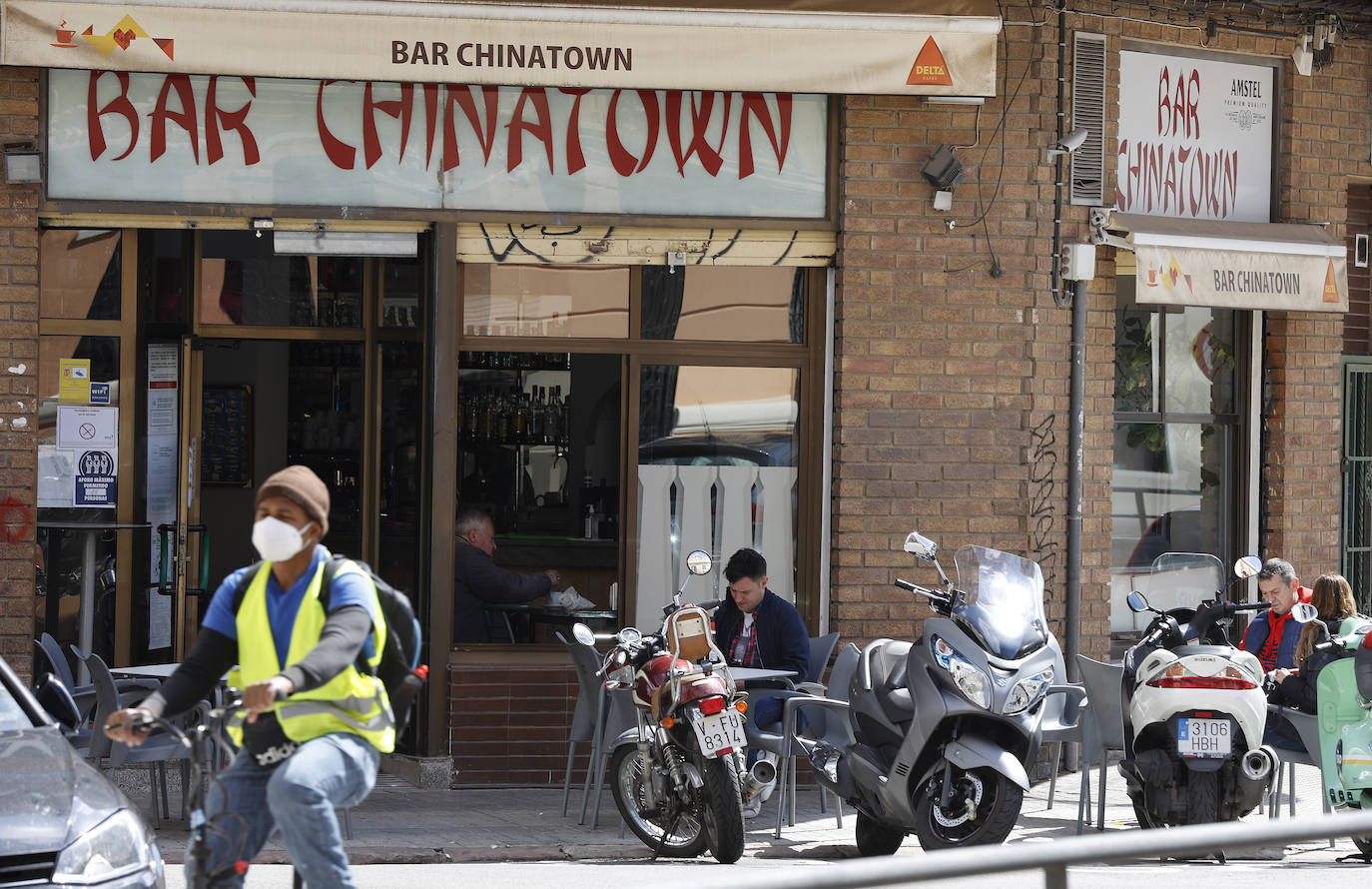 Los vecinos y comerciantes de esta zona céntrica de la ciudad flanqueada por la estación del Norte, la calle Xàtiva, San Vicente y la Gran Vía rechazan la imposición de unos arcos chinos y piden modernizar las aceras, más limpieza, mejorar el mercado y crear zonas infantiles.