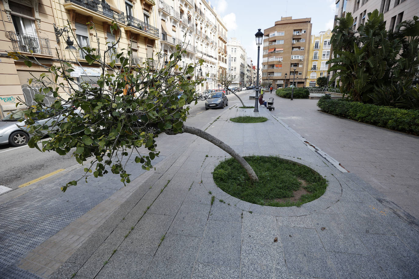 Los vecinos y comerciantes de esta zona céntrica de la ciudad flanqueada por la estación del Norte, la calle Xàtiva, San Vicente y la Gran Vía rechazan la imposición de unos arcos chinos y piden modernizar las aceras, más limpieza, mejorar el mercado y crear zonas infantiles.