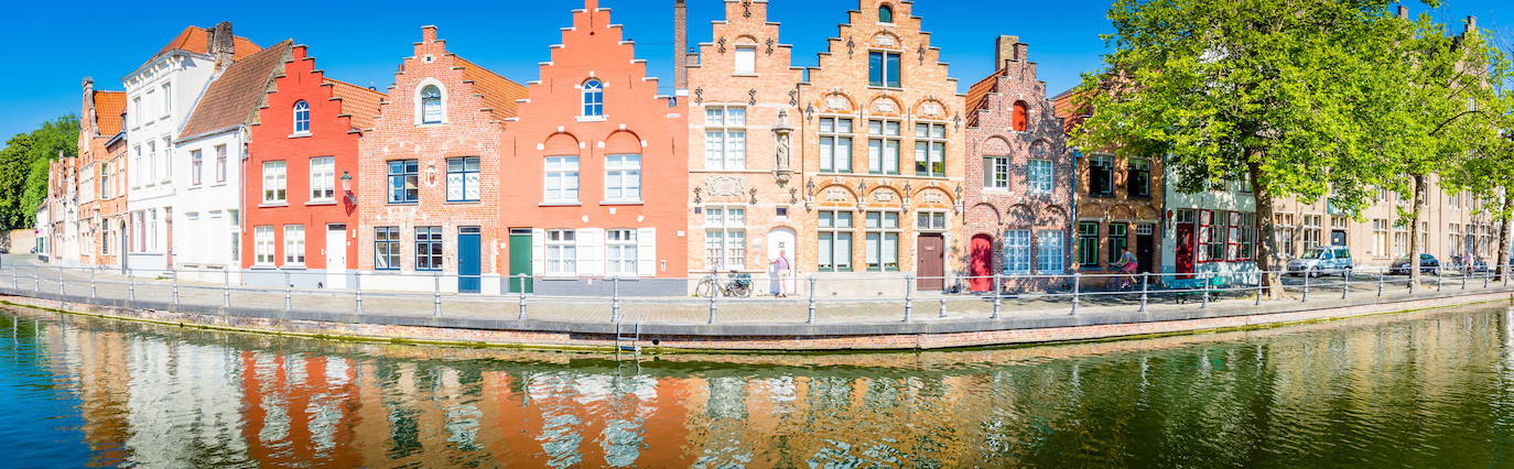 5.- BRUJAS (BÉLGICA) | Es una de las ciudades más románticas de Europa. A tan sólo 90 kilómetros de Bruselas, se la conoce también como 'la Venecia del norte', principalmente debido a la gran cantidad de canales que atraviesan la ciudad y la belleza de los mismos. 