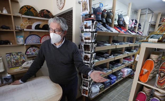 Emilio, con una tienda en la plaza de la Reina, sufre la escasa accesibilidad. 