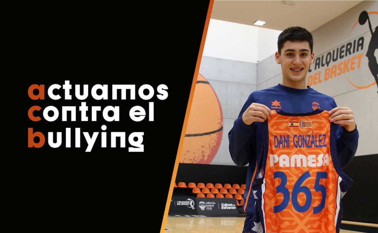 Dani González posa con su camiseta en L'Alqueria del Basket.