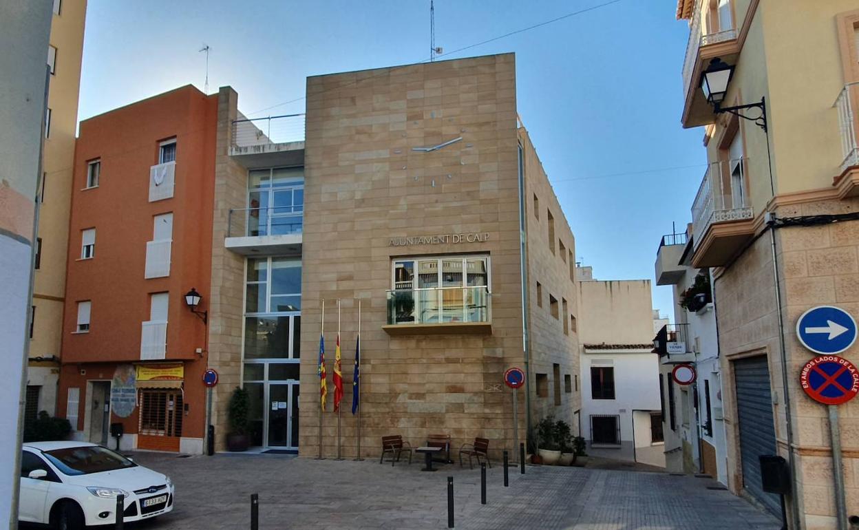 La fachada del Ayuntamiento de Calp. 