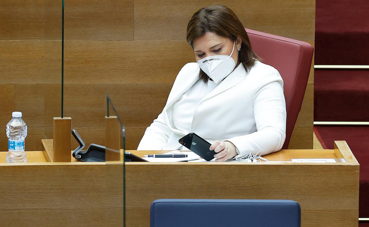 La presidenta del PP valenciano, Isabel Bonig, en su escaño de Les Corts. 