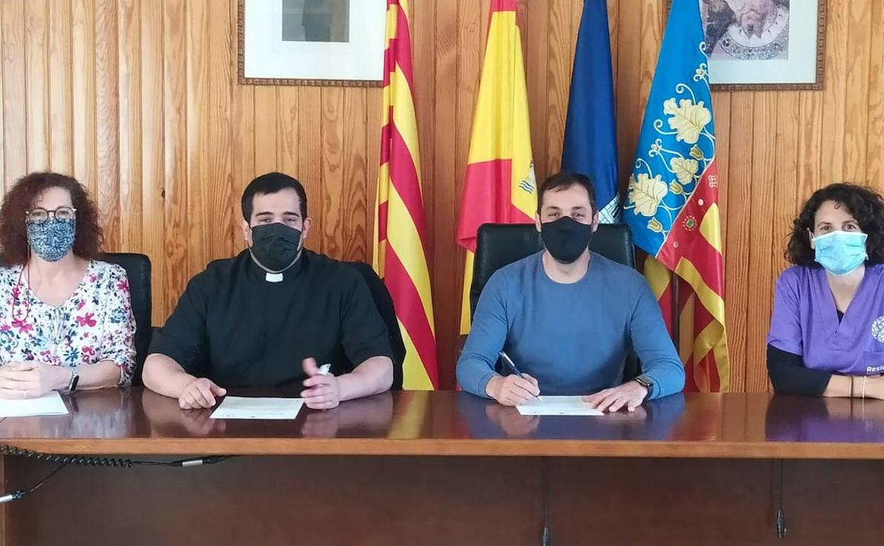 La firma en Ondara del convenio para poner en marcha el servicio de atención psicológica para mayores. 