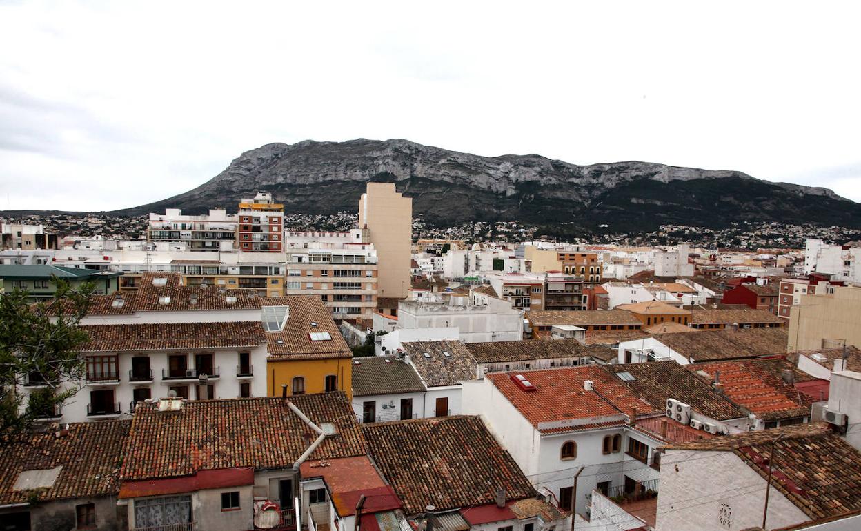 Vista panorámica de Dénia, con el Montgó al fondo. 