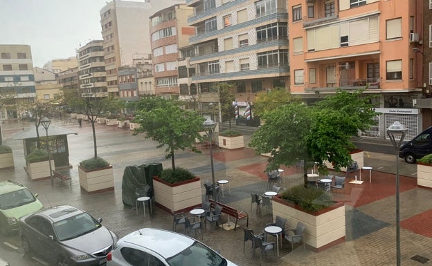 Lluvia esta tarde en el centro de Tavernes de la Valldigna. 