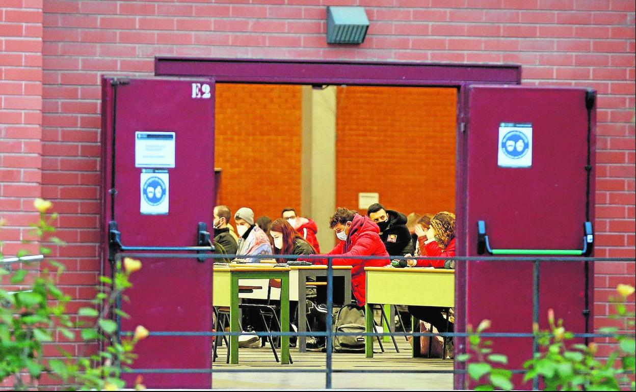 Exámenes universitarios organizados en el pabellón deportivo de la UPV, habilitado como aulario gigante.