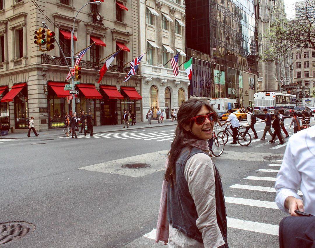 Nuria Roca. Presentadora y actriz. «Anhelo volver a perderme por Nueva York». Para Nuria Roca la pandemia transcurre de manera vertiginosa, enfrascada con su trabajo en el Hormiguero o en la comedia teatral La Gran Depresión. Eso y mucho más. «Casi no tengo tiempo para nada», confiesa. Su mayor ilusión cuando el virus lo permita es volver a su ciudad predilecta, donde celebró su 40 cumpleaños: «Anhelo de manera enfermiza volver a perderme por Nueva York». Pisó por última vez la Gran Manzana en febrero del año pasado. Volverá, dice, «cuando se pueda, pero no me apetece vivirlo sin que las cosas estén normalizadas».