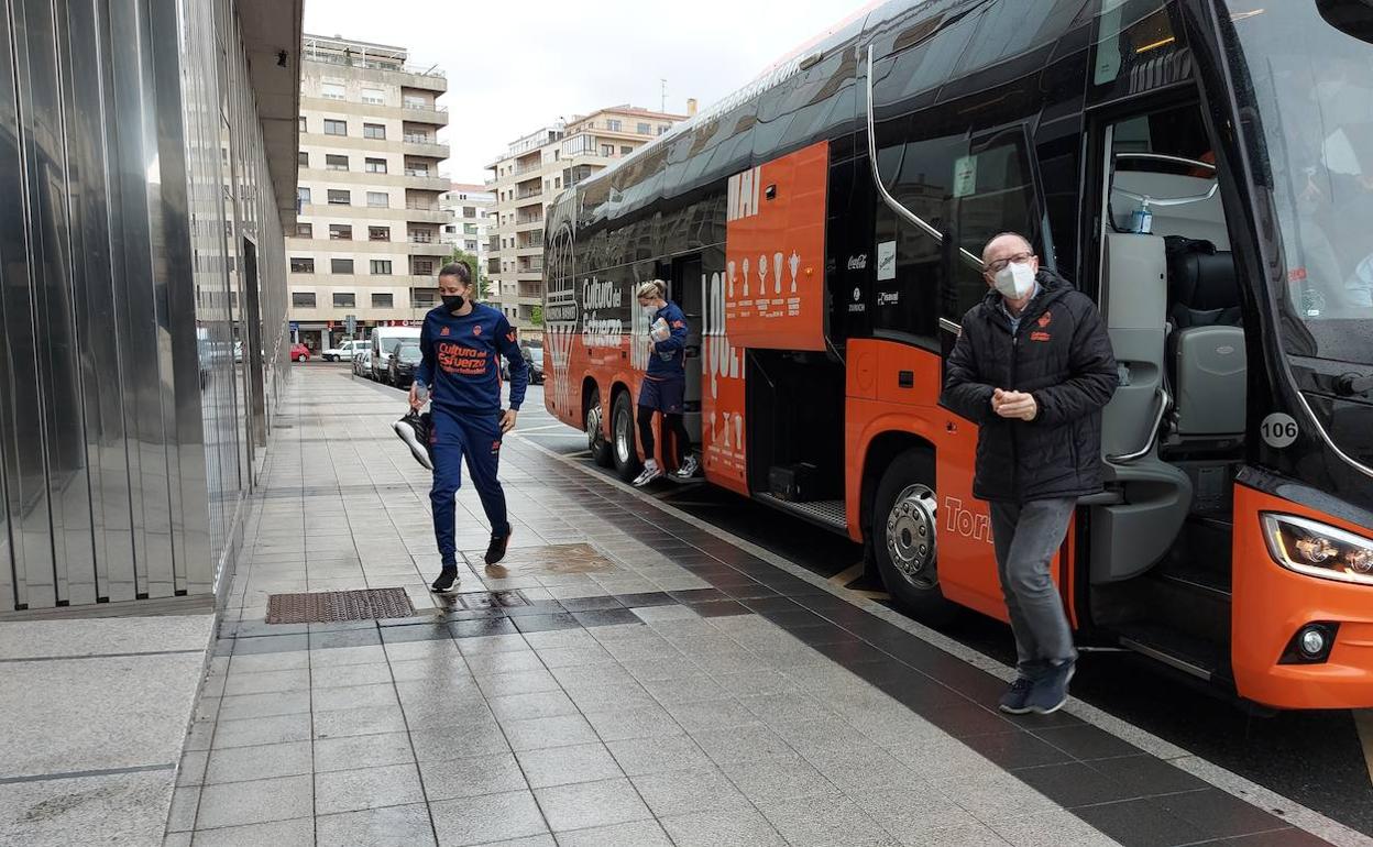 El autobús del Valencia Basket, a la llegada al hotel de Salamanca tras el entrenamiento de tiro.