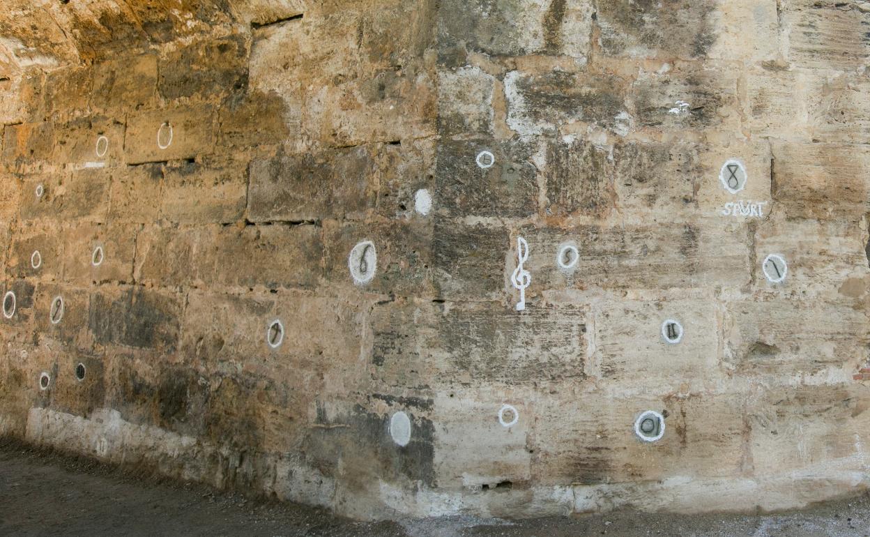 Varias de las pintadas en las piedras del puente de San José. 