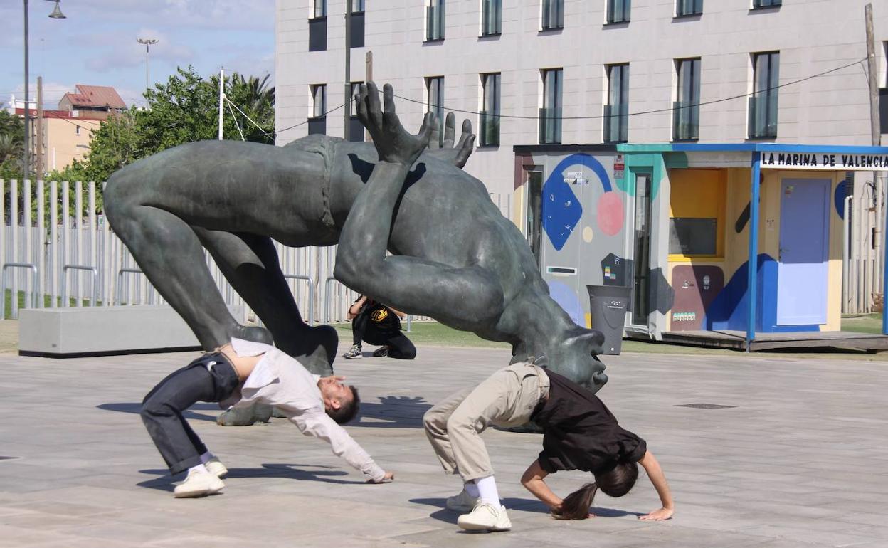 El dúo de bailarines Víctor Fernández y Mayte Tortos, junto al Gigante de Sal de Coderch y Malavia. 