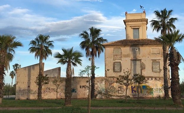 Imagen principal - Arriba la alquería del Gall, donde están todas las ventanas tapiadas y hay grietas. Abajo, a la izquierda, los daños de la balsa de la alquería de Les Boles , y a la derecha la casa de la Viuda de Peiró. 