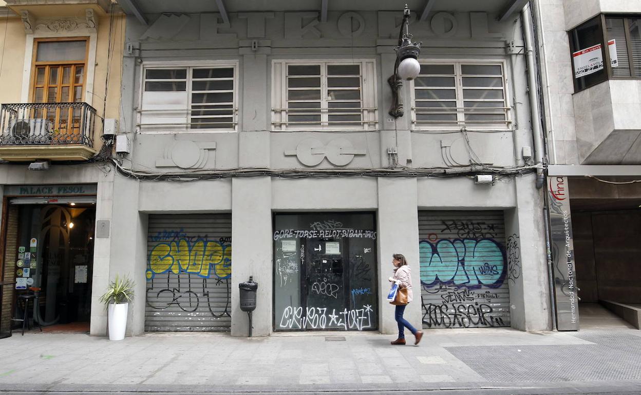 Fachada del antiguo cine Metropol en la calle Hernán Cortés. 