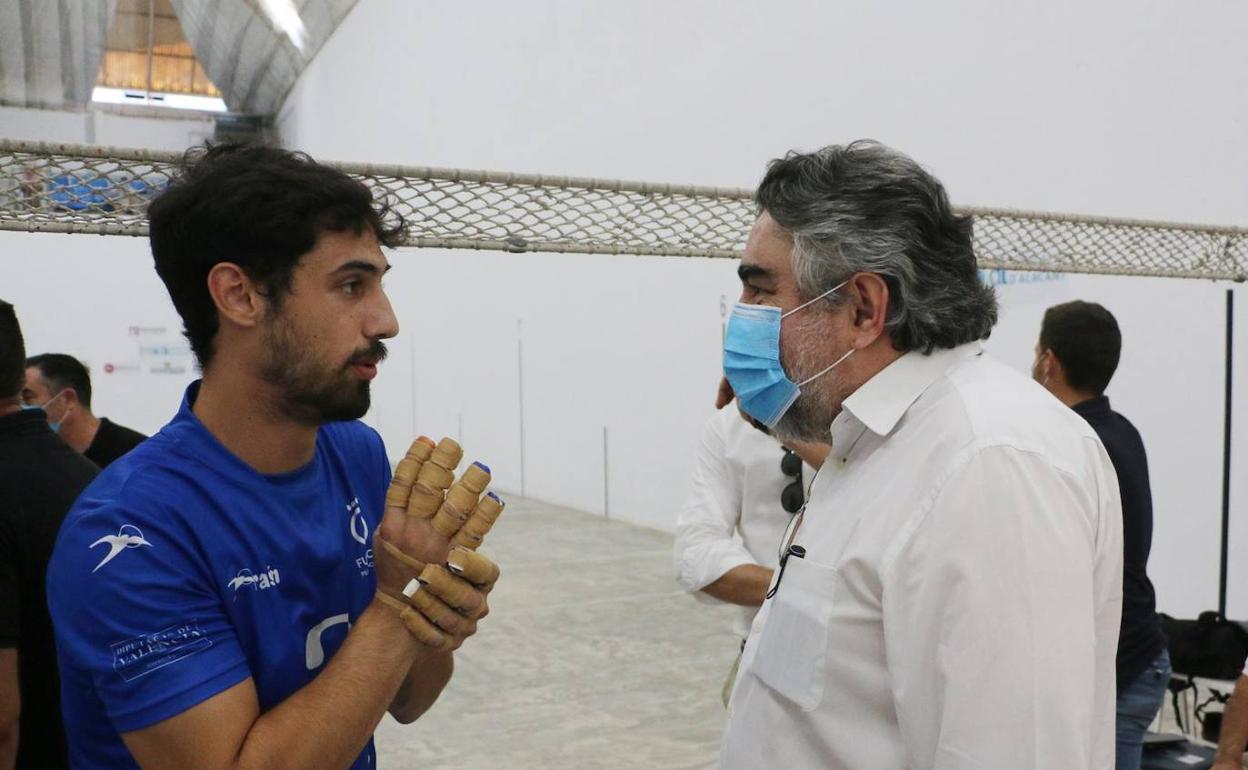 El ministro Rodríguez Uribes charla con el pilotari Giner, reciente finalista de la Lliga de escala i corda. 