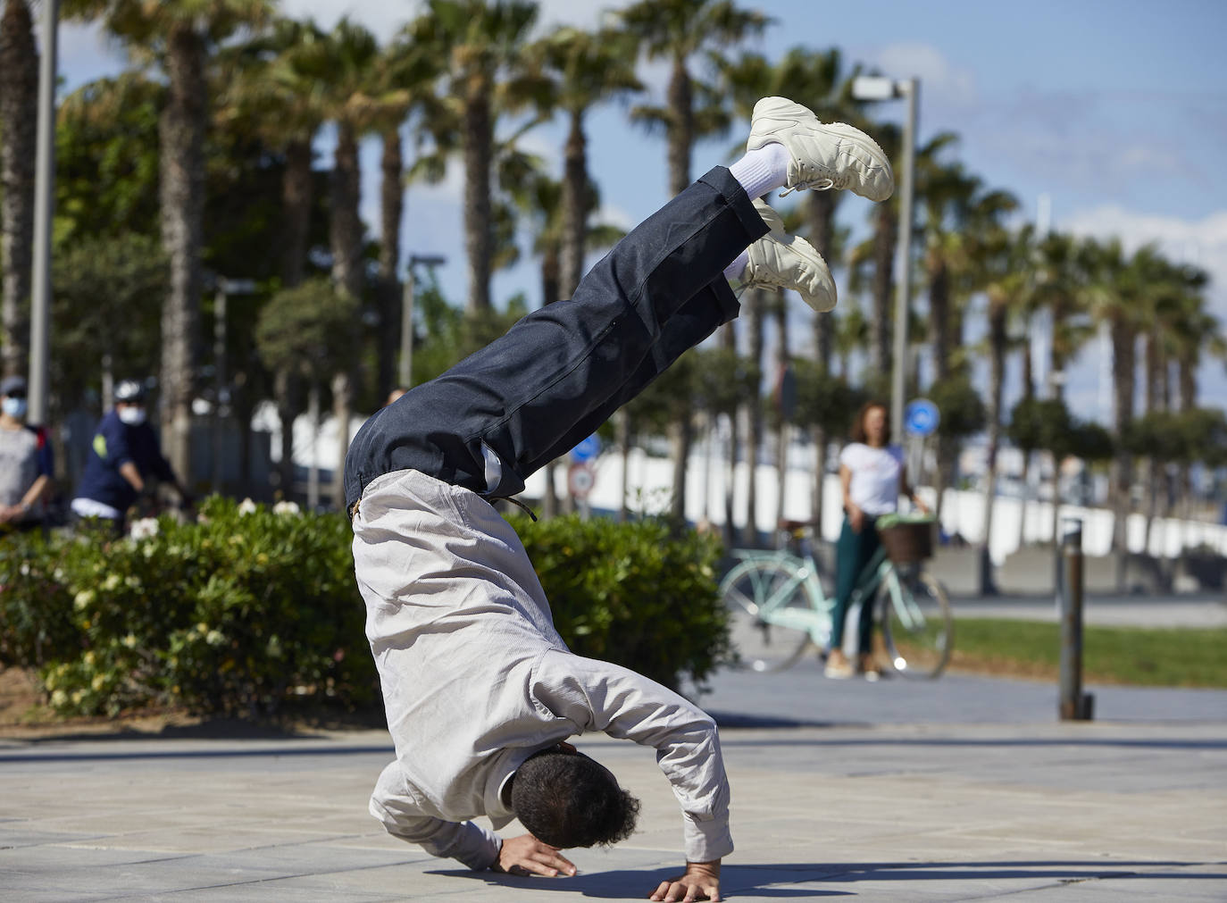 Dos bailarines realizan un espectáculo frente a la escultura 'Gigante de Sal' del dúo de artistas Coderch y Malavia en la Marina.