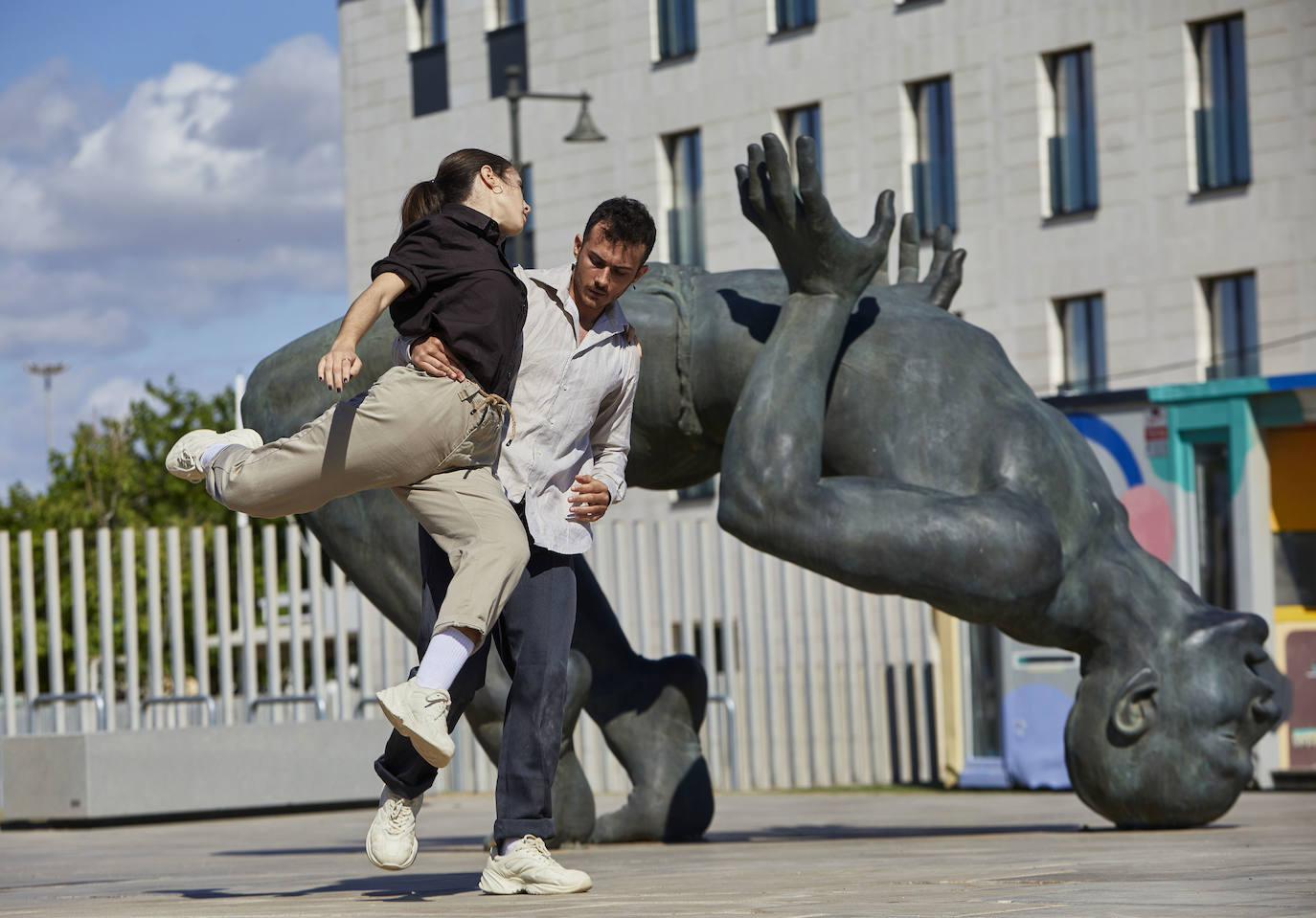 Dos bailarines realizan un espectáculo frente a la escultura 'Gigante de Sal' del dúo de artistas Coderch y Malavia en la Marina.