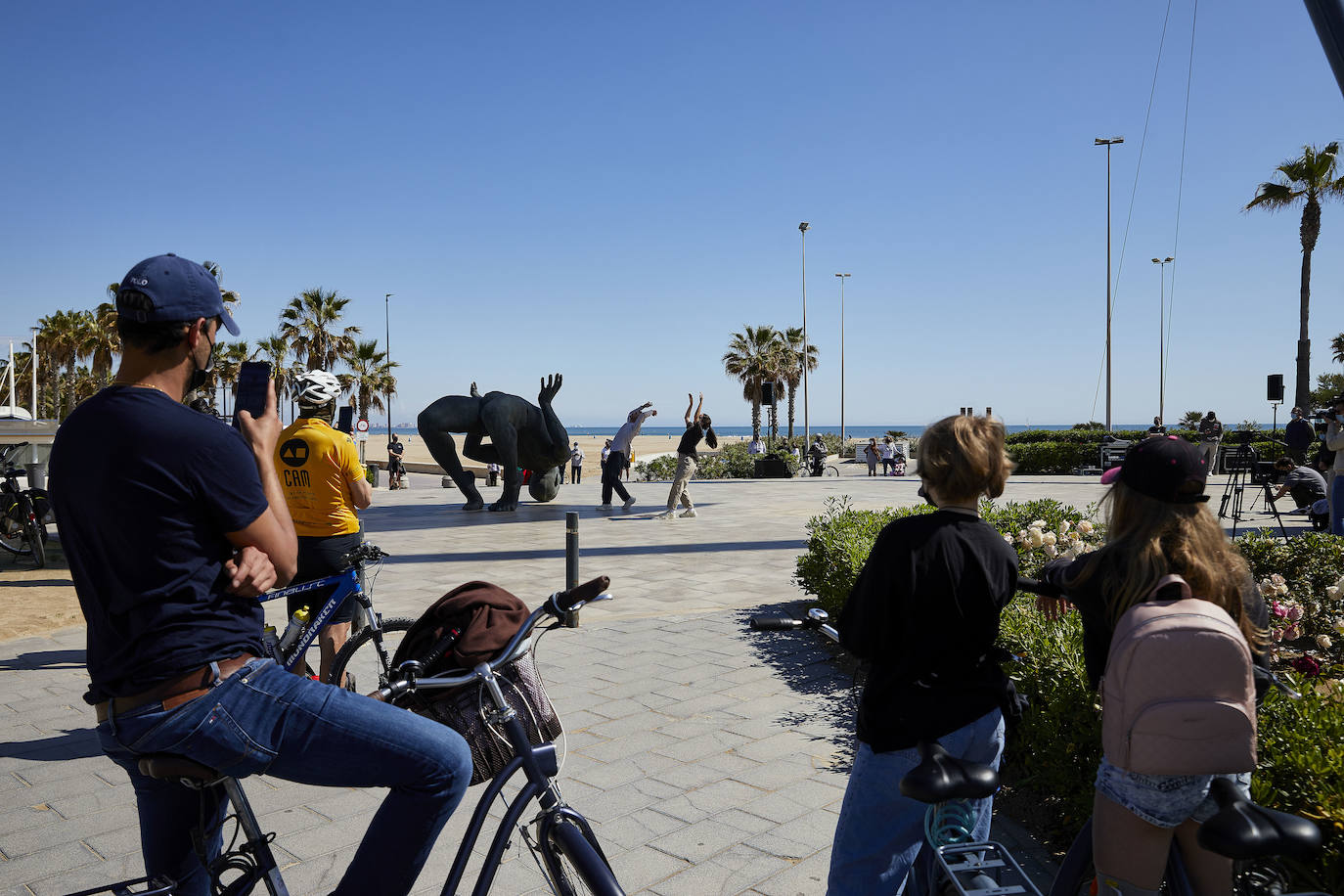 Dos bailarines realizan un espectáculo frente a la escultura 'Gigante de Sal' del dúo de artistas Coderch y Malavia en la Marina.