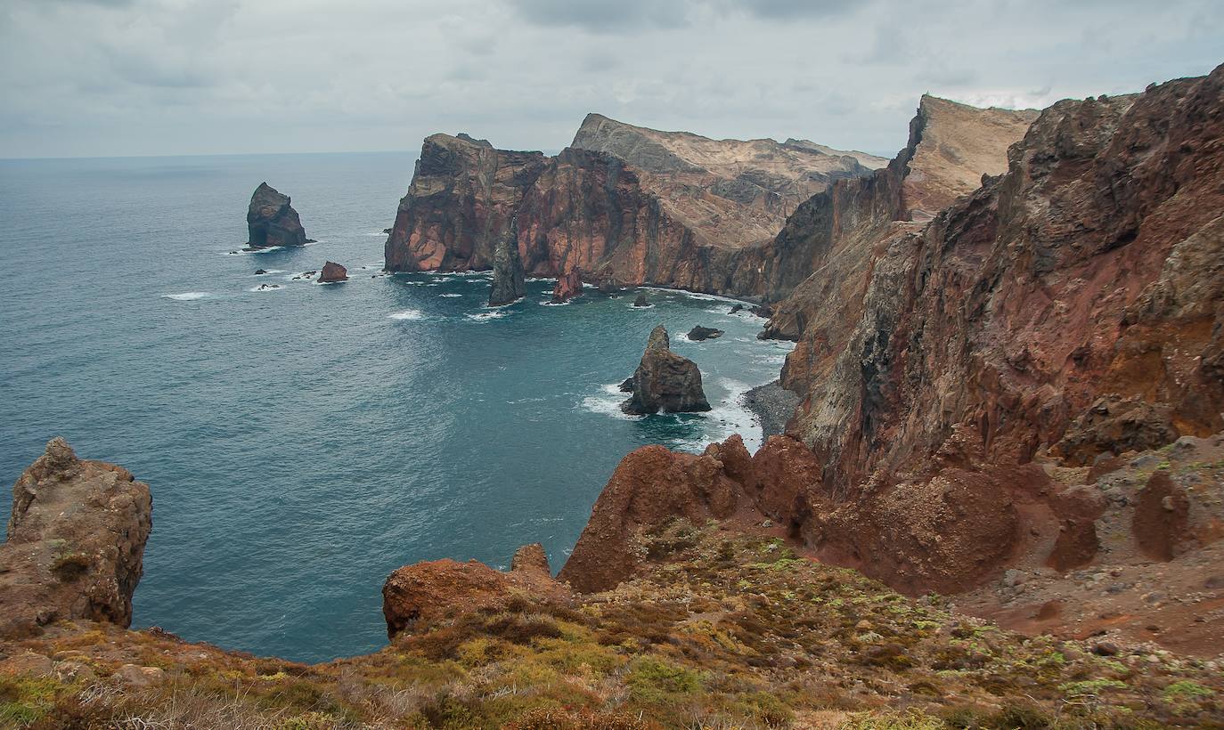 Aunque se mantienen las restricciones de viaje entre España y Portugal, y la alta incidencia en ambos, curiosamente los dos archipiélagos lusos están entre los destinos más seguros para viajar en la era Covid, debido a su escasa población, los pocos casos de contagios y que se trata de destinos en los que el punto fuerte es la naturaleza. Eso sí, es necesario presentar una PCR negativa realizada en las últimas 72 horas antes del embarque. Además de manera obligatoria deben rellenar un encuesta epidemiológica de la Autoridad Regional de Salud. Madeira es reconocida mundialmente por la belleza de sus paisajes y su exuberante naturaleza. El uso de máscara en las playas, durante las actividades deportivas (paseos por las levadas, trekking, senderismo, ciclismo...) no es obligatorio. 