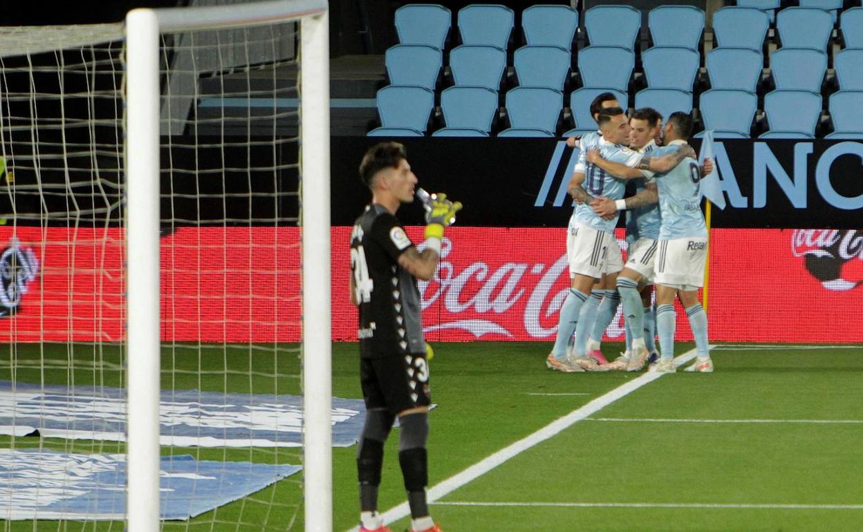 Cárdenas se lamenta mientras el Celta de Vigo celebra el gol