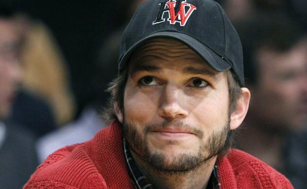 El actor Ashton Kutcher, un gran fan de las gorras.