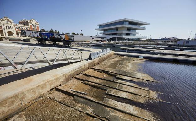 Un joven de 20 años cae desde 4 metros de altura en La Marina de Valencia